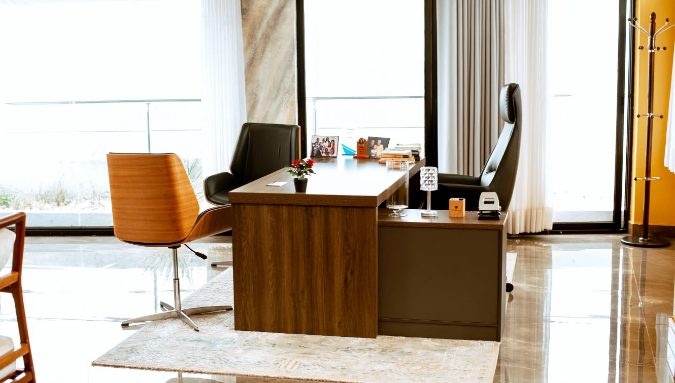 2465_166Office_Desk_in_Studio_Apartment